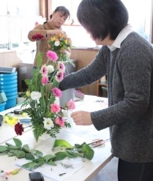 フラワーレッスン☆それぞれの花合わせ、色合わせ。｜「アグレアーブル花や」　（徳島県吉野川市の花キューピット加盟店 花屋）のブログ